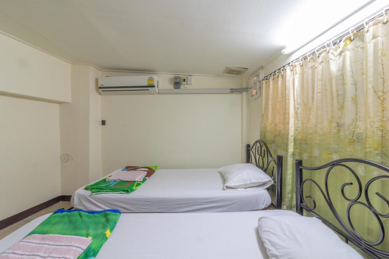 7 Holder Guesthouse Bangkok Esterno foto