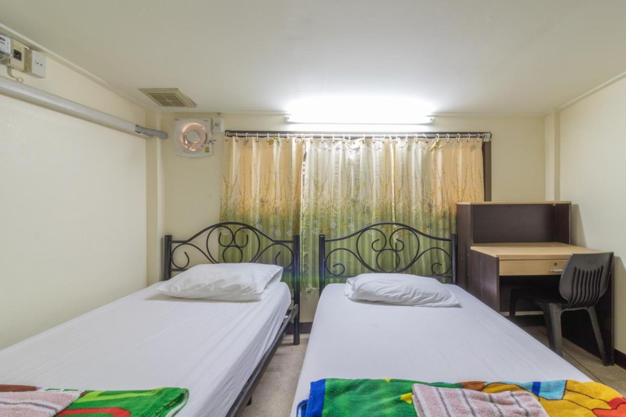 7 Holder Guesthouse Bangkok Esterno foto